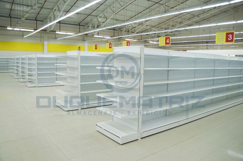 Implementación de góndolas, cajas de pago y racks de almacenamiento